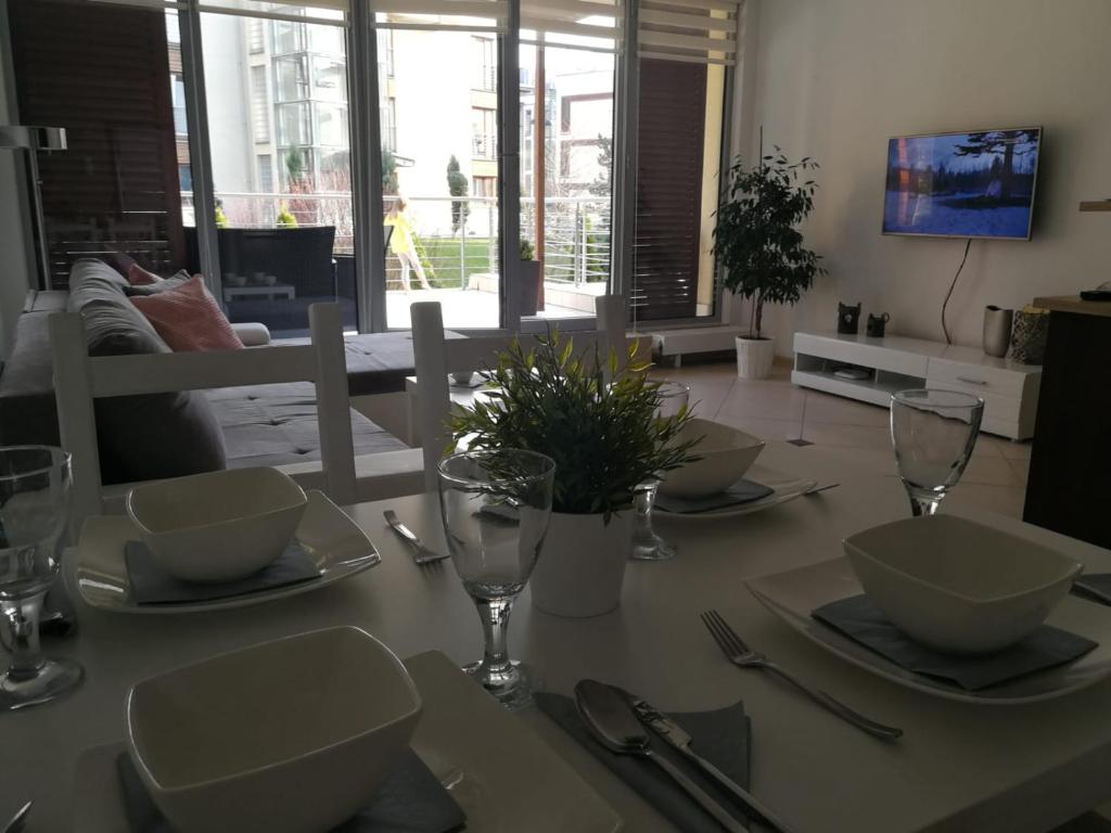 Televízia a/alebo spoločenská miestnosť v ubytovaní Apartament Zeta Park Centrum