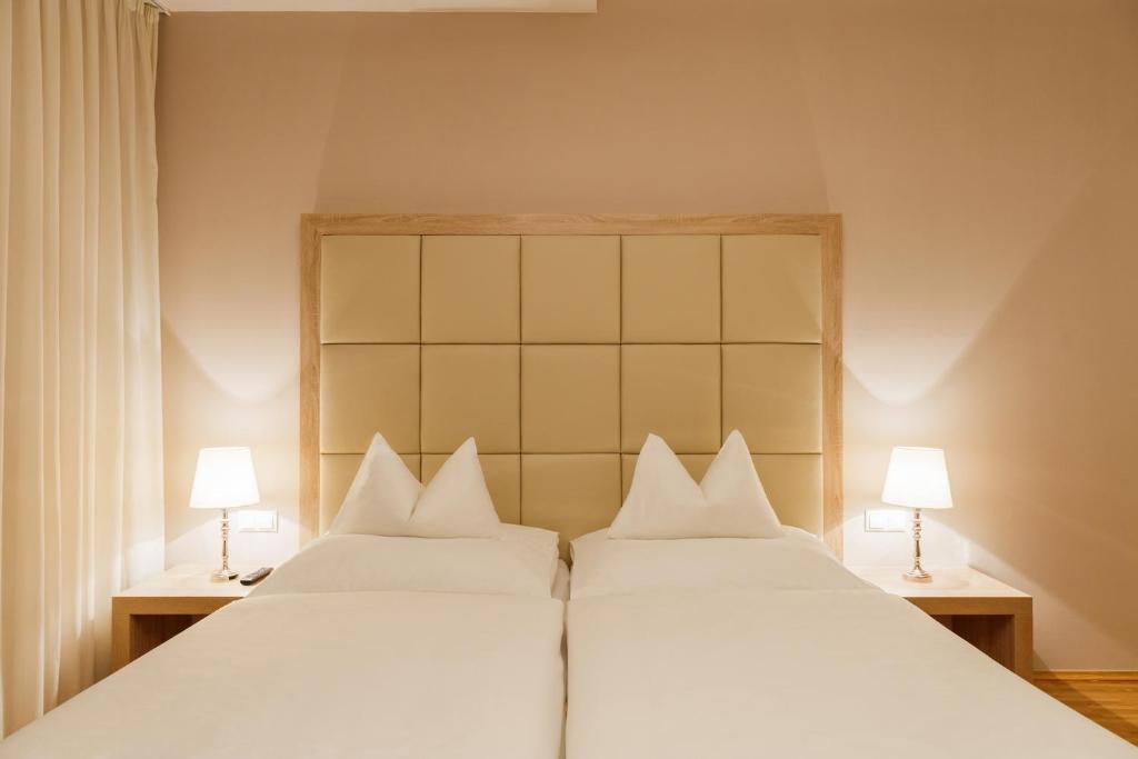 Posteľ alebo postele v izbe v ubytovaní Pfeiler's Bürgerstüberl - Hotel