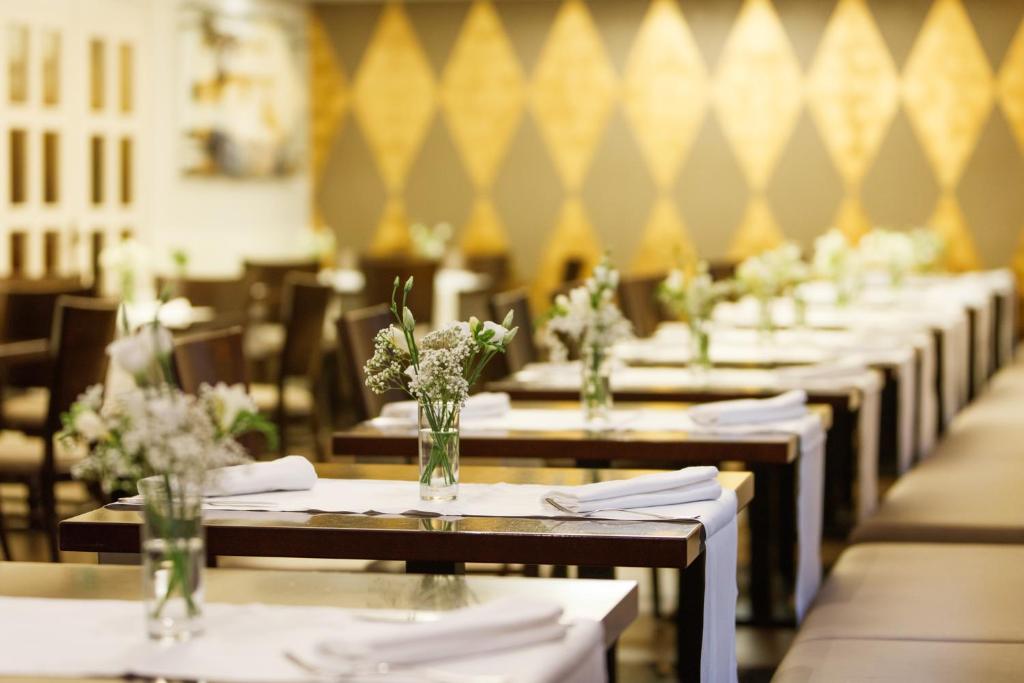 Reštaurácia alebo iné gastronomické zariadenie v ubytovaní Pfeiler's Bürgerstüberl - Hotel