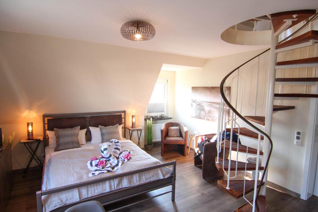 - une chambre avec un lit et un escalier en colimaçon dans l'établissement Ferienwohnung Ankerlicht2, à Westerland