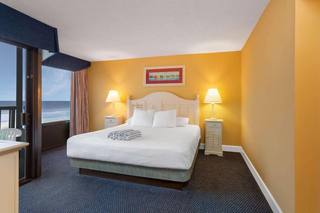 Krevet ili kreveti u jedinici u objektu Ocean Club Resort Myrtle Beach a Ramada by Wyndham