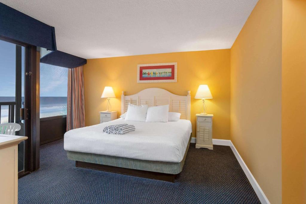 Postel nebo postele na pokoji v ubytování Ocean Club Resort Myrtle Beach a Ramada by Wyndham