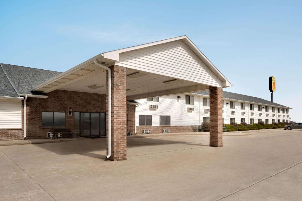 awning over a parking lot in front of a building at Super 8 by Wyndham Bethany MO in Bethany