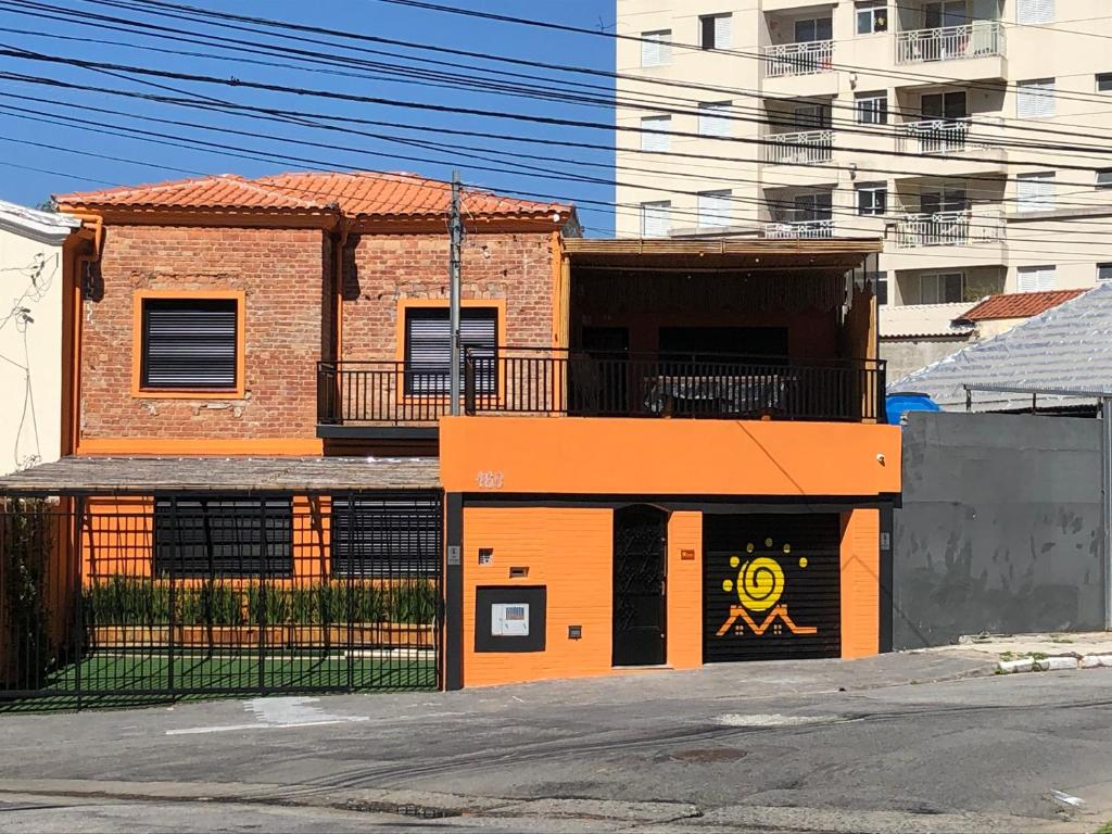 聖保羅的住宿－A CASINA - STUDIOS Metrô FARIA LIMA，一面有画的建筑物