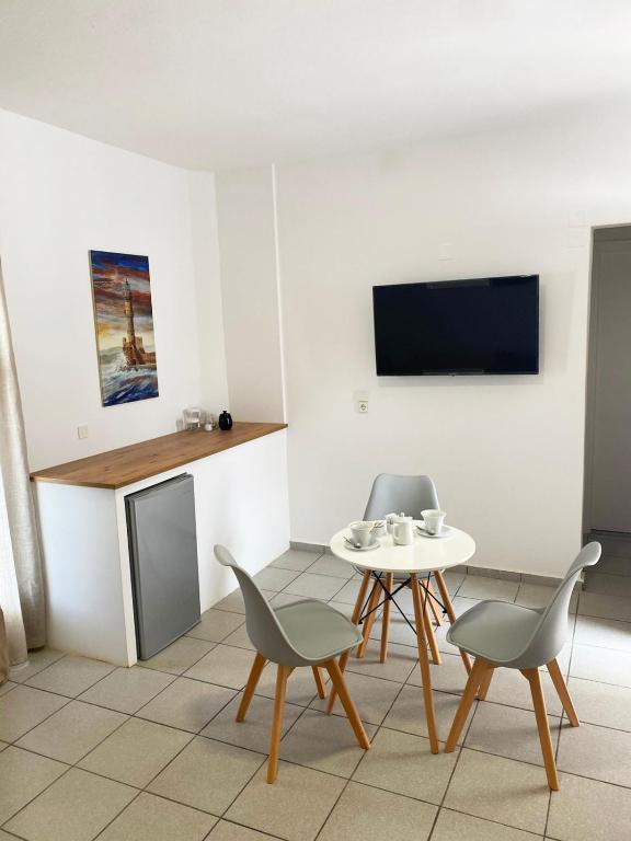 TV a/nebo společenská místnost v ubytování Coralli Beach Hotel