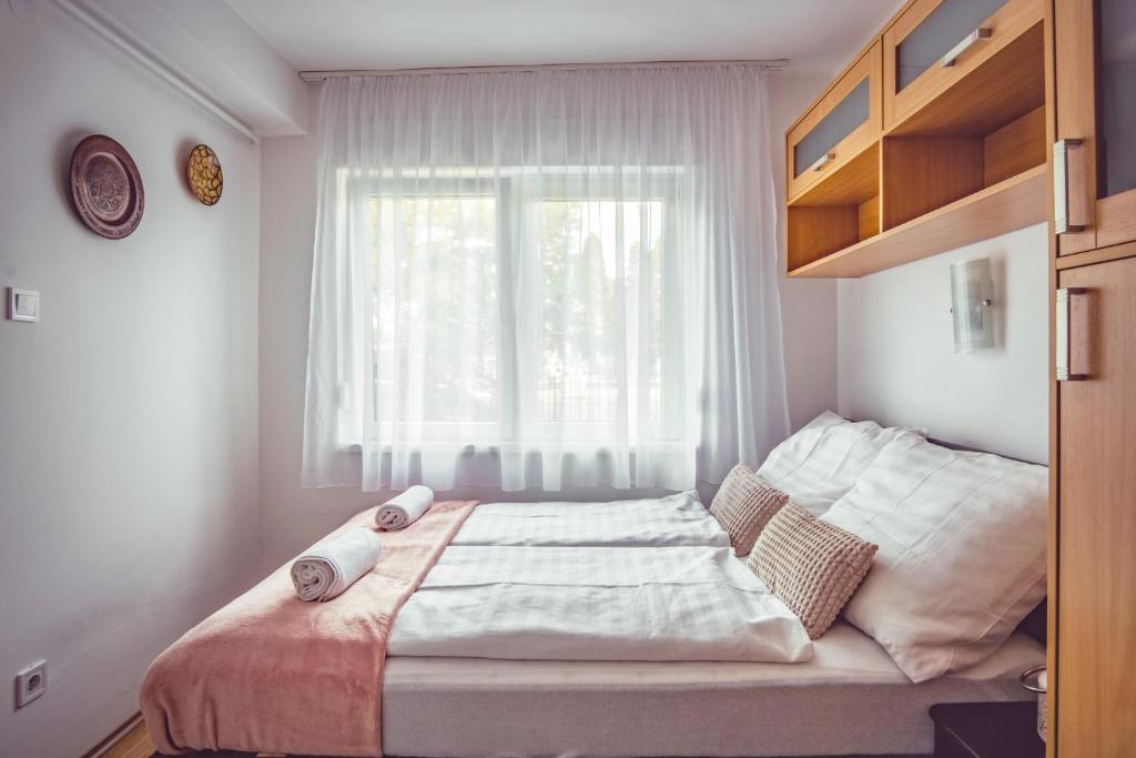 Posteľ alebo postele v izbe v ubytovaní MyFlat Piroska Holiday Home