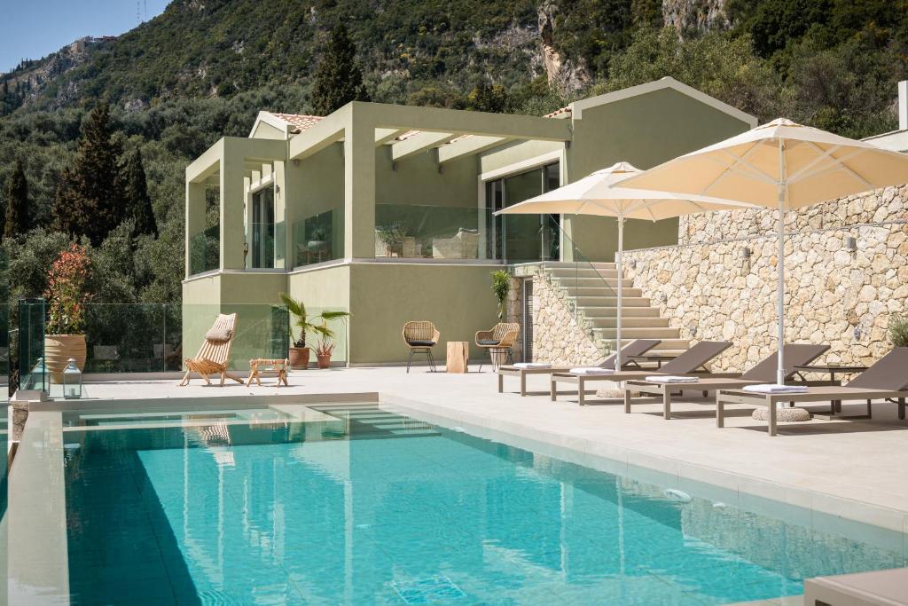 Bazén v ubytování paleo villas nebo v jeho okolí
