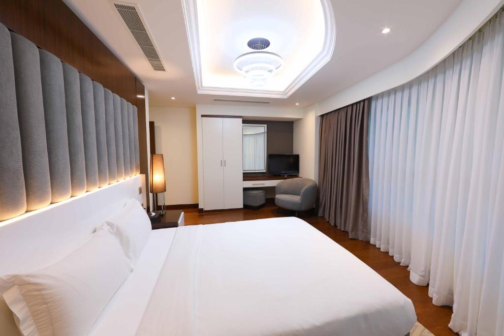 Postel nebo postele na pokoji v ubytování Number One Tower Suites