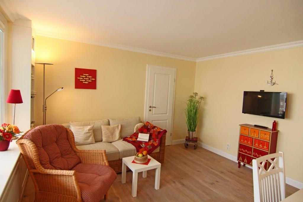 ein Wohnzimmer mit einem Sofa und einem TV in der Unterkunft Ferienwohnung Atlantik50 in Westerland