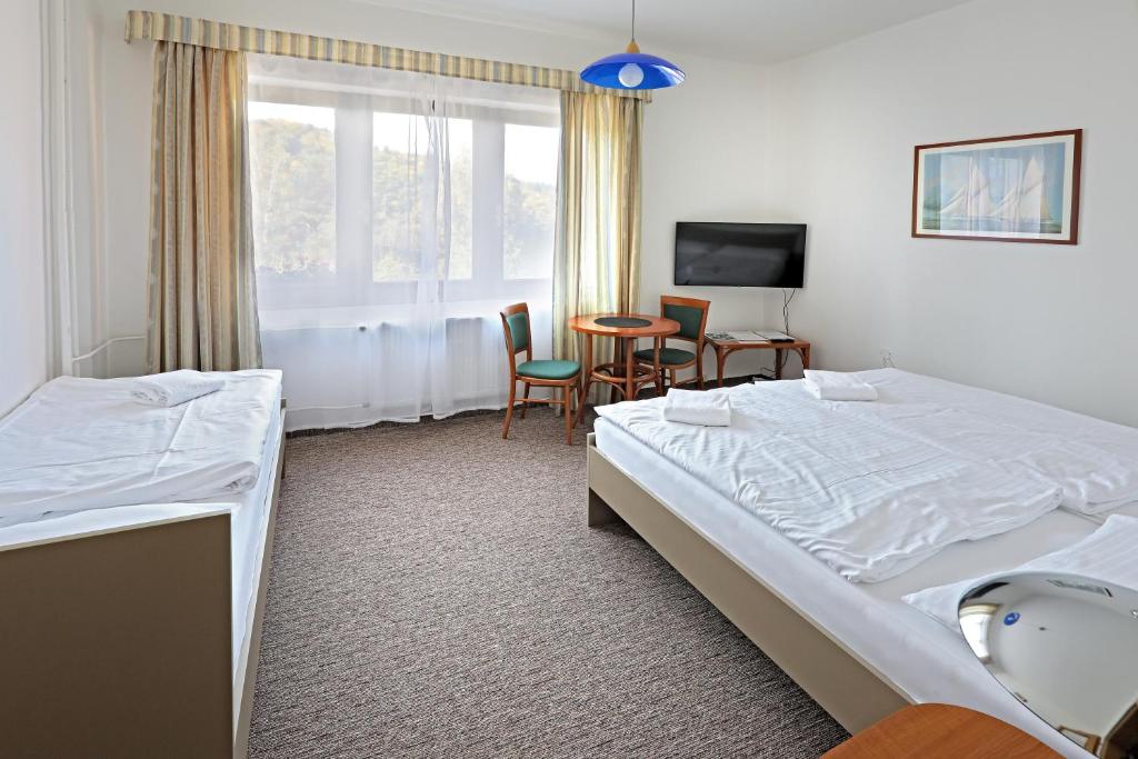Postel nebo postele na pokoji v ubytování Hotel Laguna Slapy