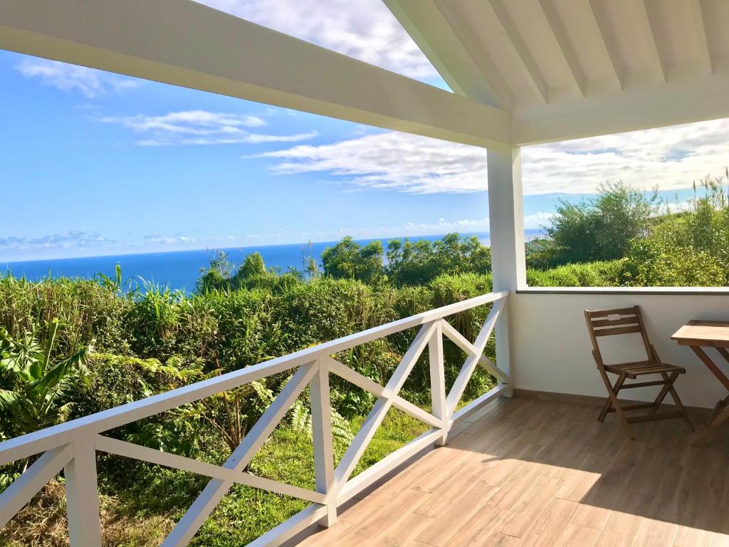 un porche con vistas al océano en Azores Casa Atlantis en Nordeste