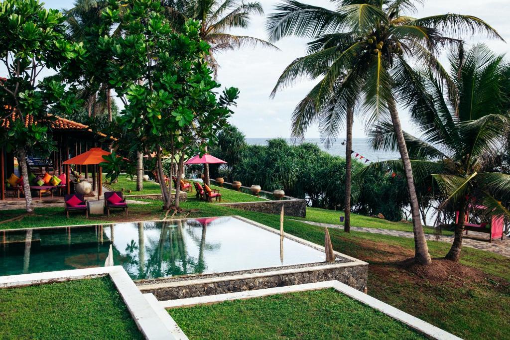 Bazén v ubytování UTMT - Underneath The Mango Tree Spa & Beach Resort nebo v jeho okolí
