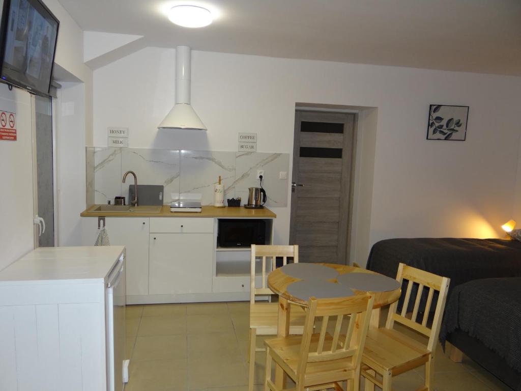 Hotel Apartamenty 72 - Triple Room With Private Bathroom