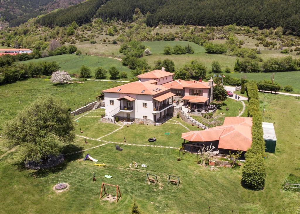 une vue aérienne sur une grande maison sur un champ verdoyant dans l'établissement Κτήμα Γιαννιώτη Giannioti Estate, à Vlásti