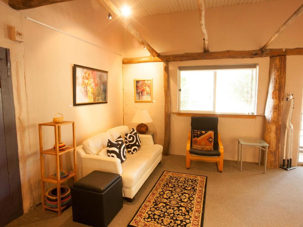 Posezení v ubytování Lyrebird Studio Secluded Retreat in the Watagans. 20 min drive to Cessnock
