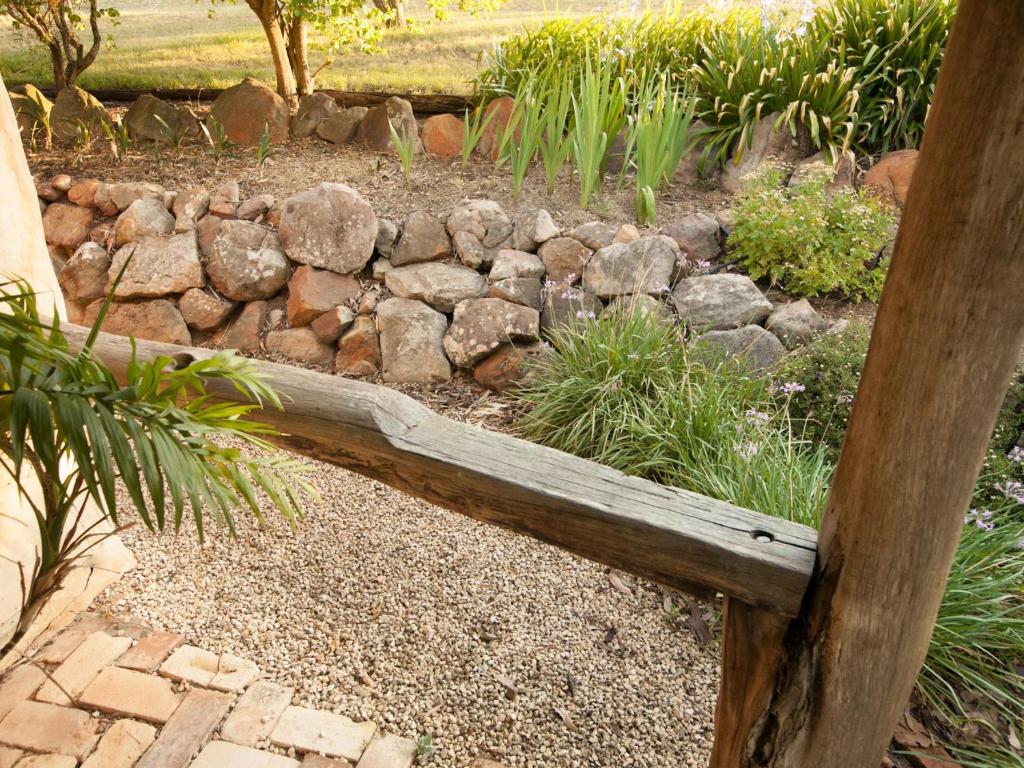 Zahrada ubytování Lyrebird Studio Secluded Retreat in the Watagans. 20 min drive to Cessnock