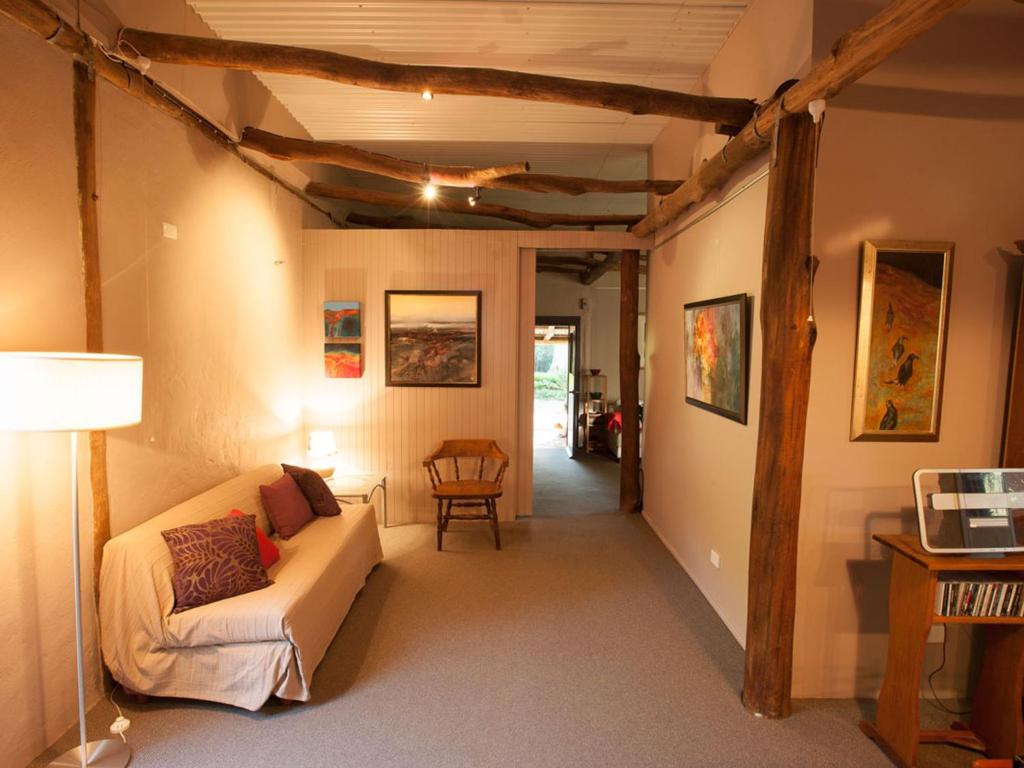 TV a/nebo společenská místnost v ubytování Lyrebird Studio Secluded Retreat in the Watagans. 20 min drive to Cessnock