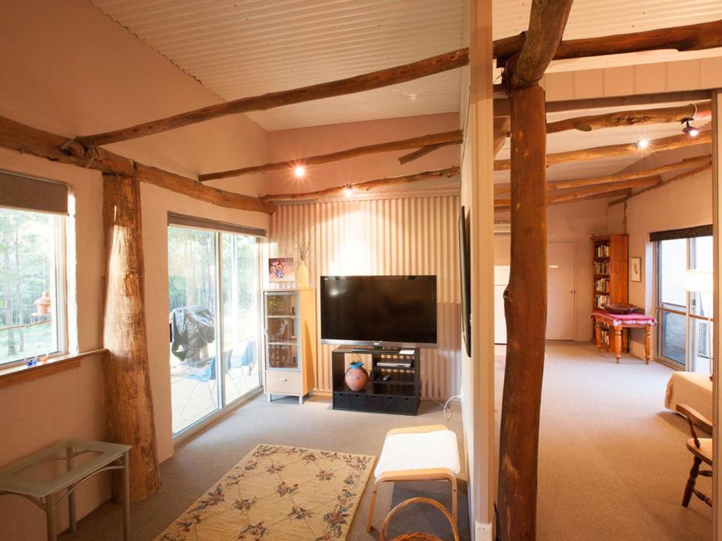 TV a/nebo společenská místnost v ubytování Lyrebird Studio Secluded Retreat in the Watagans. 20 min drive to Cessnock