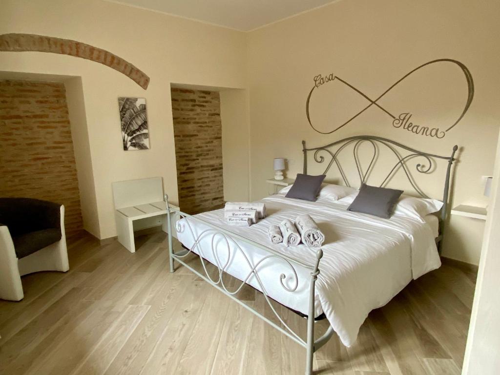 ヴェローナにあるCasa Ileanaのベッドルーム(金属製フレームの白いベッド1台付)