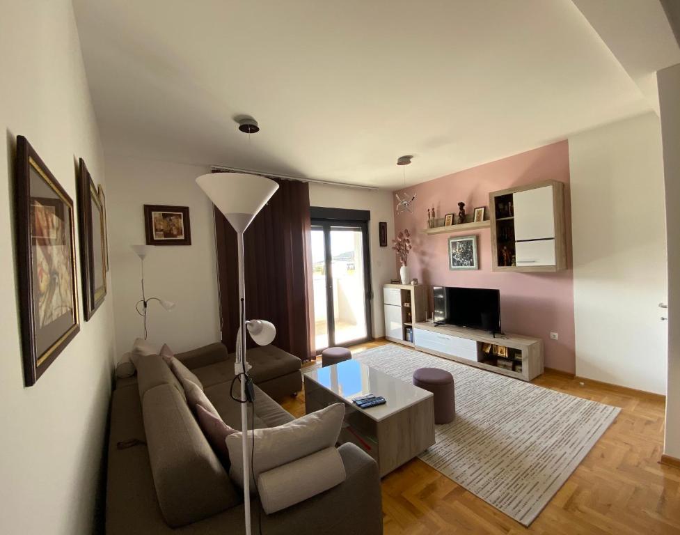 uma sala de estar com um sofá e uma mesa em Apartment Nena em Trebinje