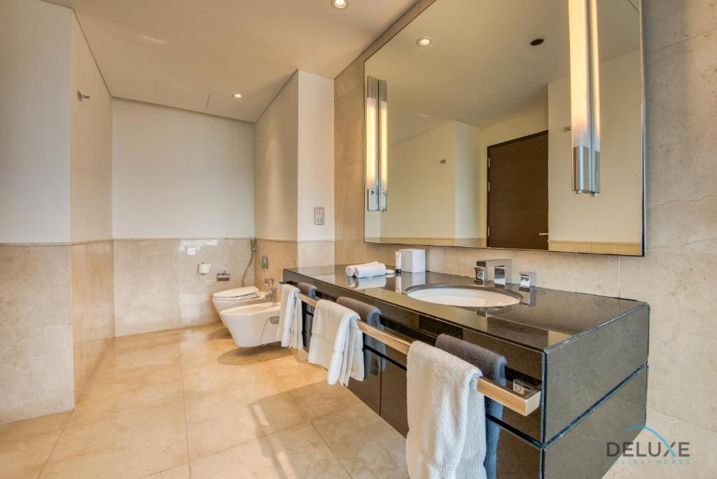 Koupelna v ubytování Exuberant 1BR at The Address Residences Dubai Marina by Deluxe Holiday Homes