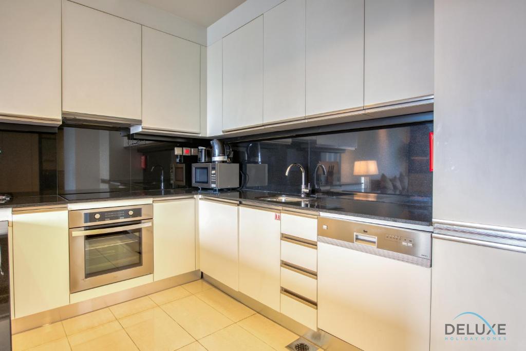 Kuchyň nebo kuchyňský kout v ubytování Exuberant 1BR at The Address Residences Dubai Marina by Deluxe Holiday Homes