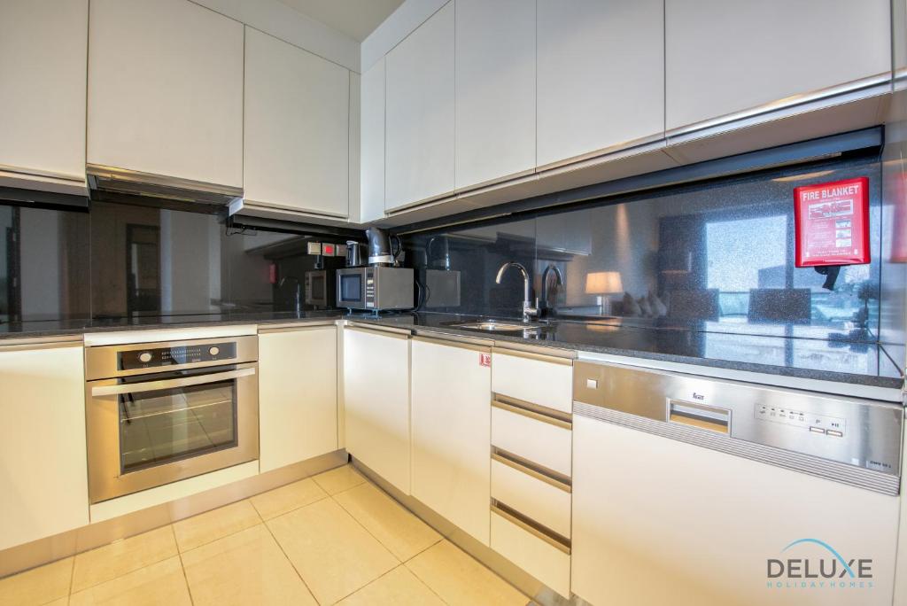 Kuchyň nebo kuchyňský kout v ubytování Exuberant 1BR at The Address Residences Dubai Marina by Deluxe Holiday Homes