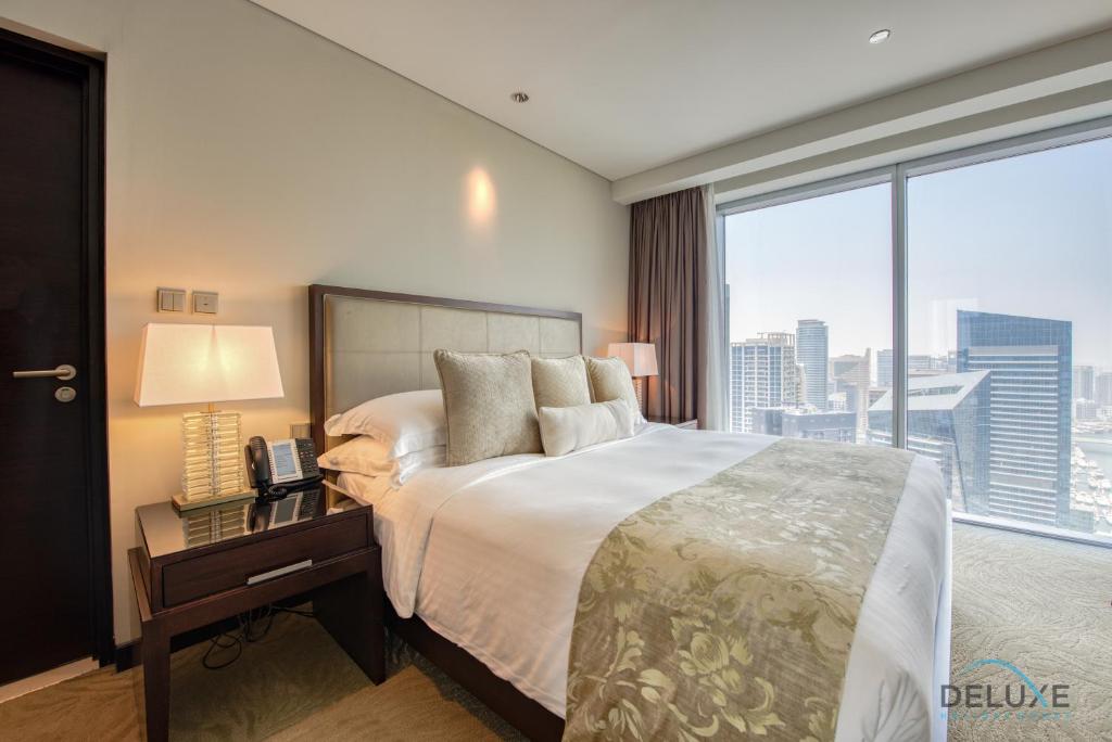Postel nebo postele na pokoji v ubytování Exuberant 1BR at The Address Residences Dubai Marina by Deluxe Holiday Homes