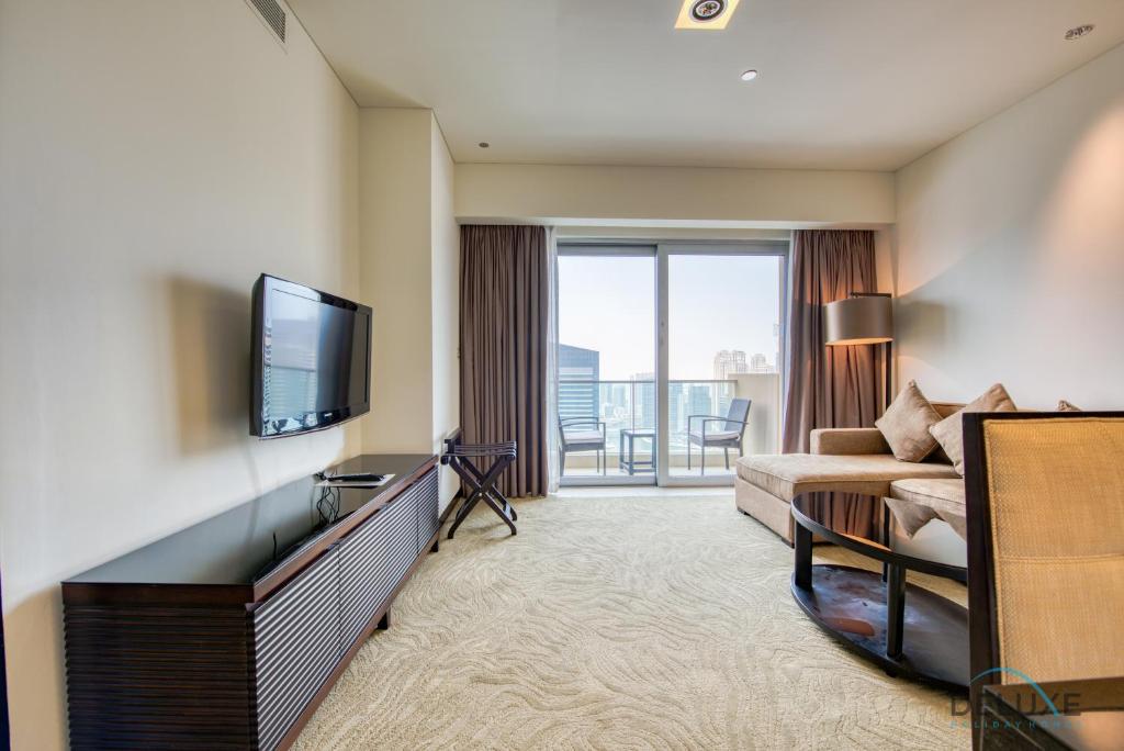 TV a/nebo společenská místnost v ubytování Exuberant 1BR at The Address Residences Dubai Marina by Deluxe Holiday Homes