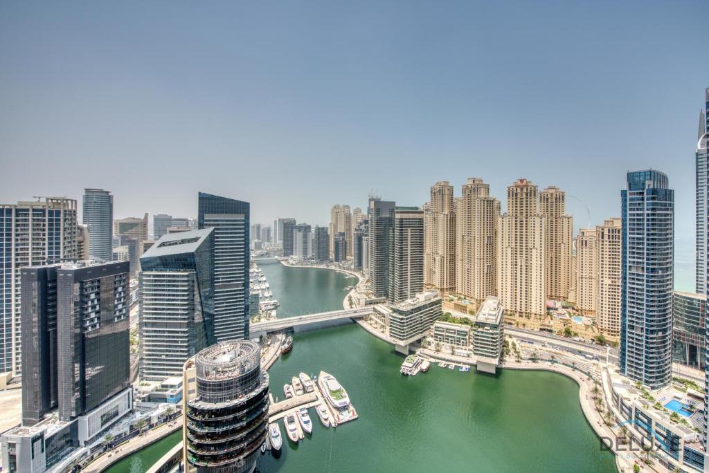 Nespecifikovaný výhled na destinaci Dubaj nebo výhled na město při pohledu z apartmánu