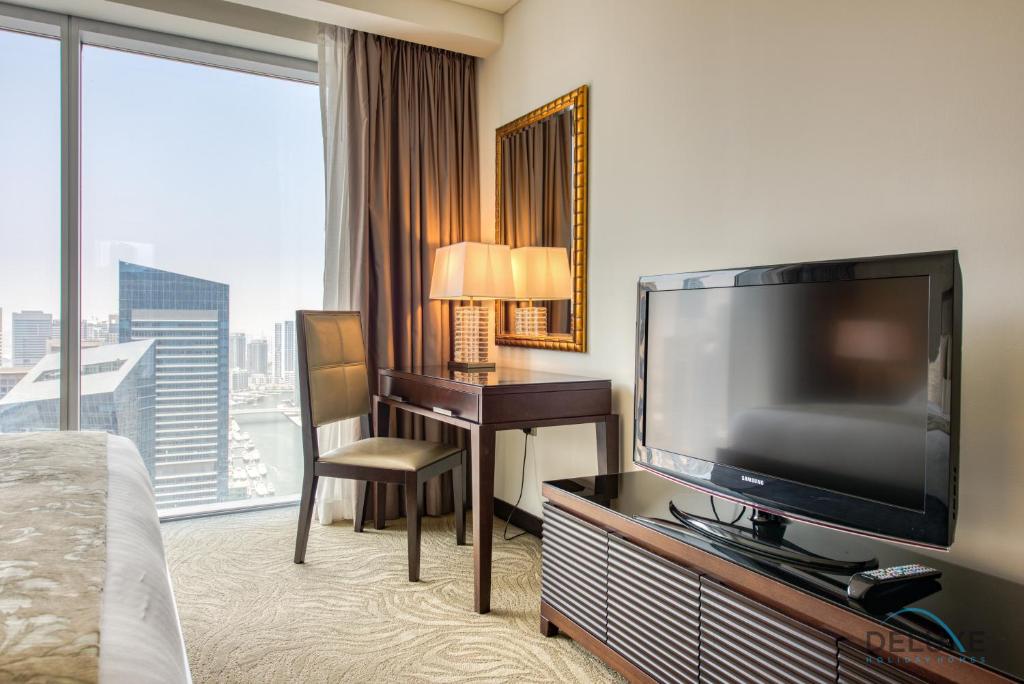 TV a/nebo společenská místnost v ubytování Exuberant 1BR at The Address Residences Dubai Marina by Deluxe Holiday Homes