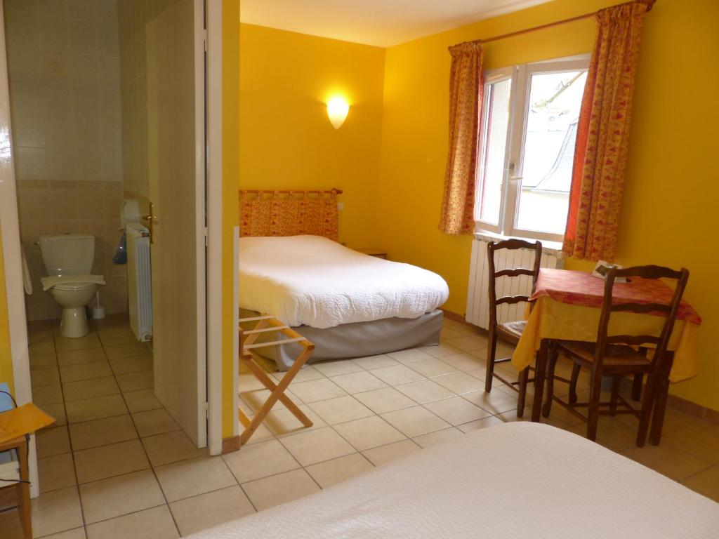 Postel nebo postele na pokoji v ubytování Hotel Logis Auberge de l'Isard