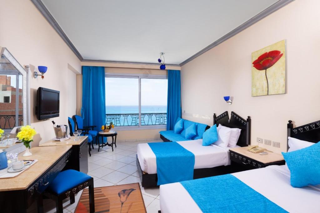 TV a/nebo společenská místnost v ubytování King Tut Aqua Park Beach Resort