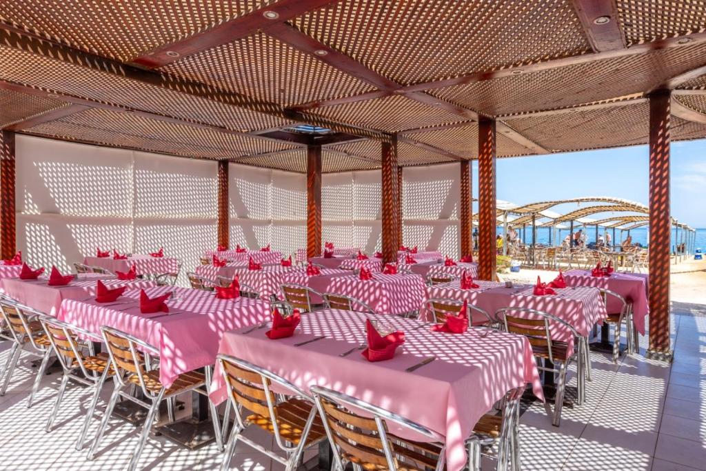 Restaurace v ubytování King Tut Aqua Park Beach Resort