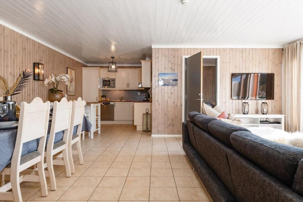 uma sala de estar e cozinha com um sofá e uma mesa em In the middle of Trysilfjellet - Welcome Center - Apartment with 3 bedrooms - By bike arena and ski lift em Trysil