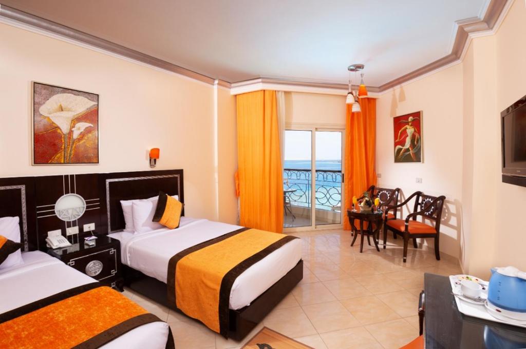 Postel nebo postele na pokoji v ubytování Sphinx Aqua Park Beach Resort
