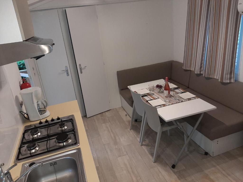 Kuchyň nebo kuchyňský kout v ubytování Mobilhome dans Camping les Sables d'or