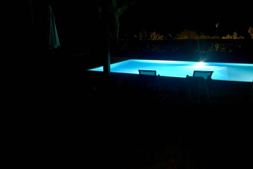 Bazén v ubytování Villa with 5 bedrooms & 4 bathrooms - private heated pool nebo v jeho okolí