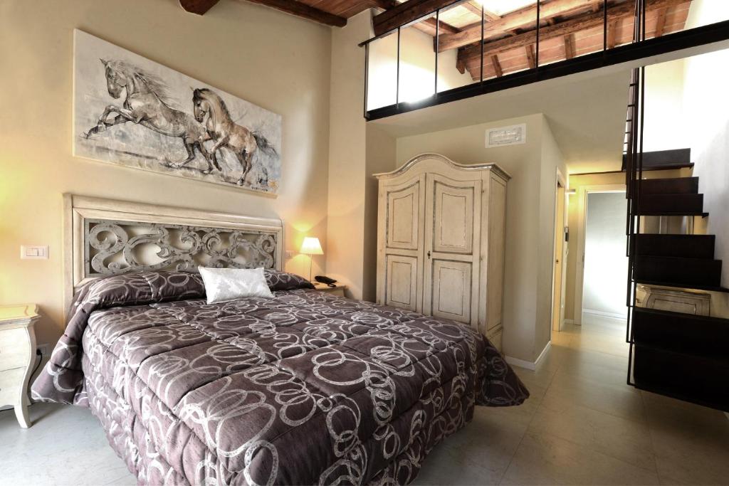 A bed or beds in a room at Villa del Sole Siena
