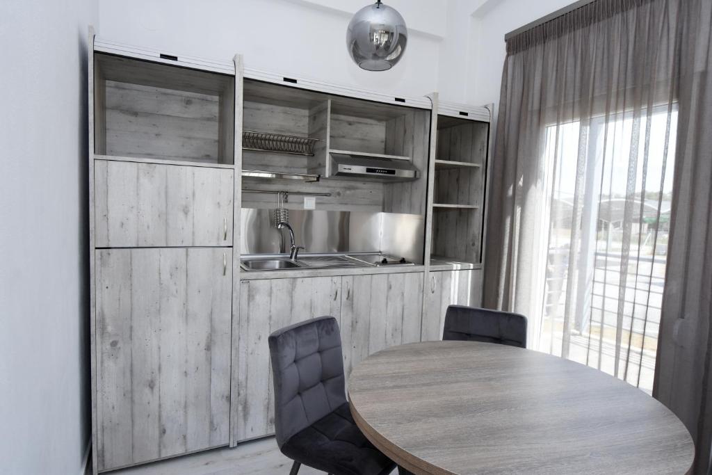Кухня или мини-кухня в GERANI apartments
