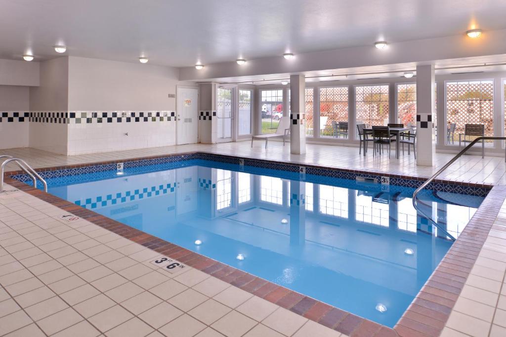 Country Inn & Suites by Radisson, Omaha Airport, IAの敷地内または近くにあるプール
