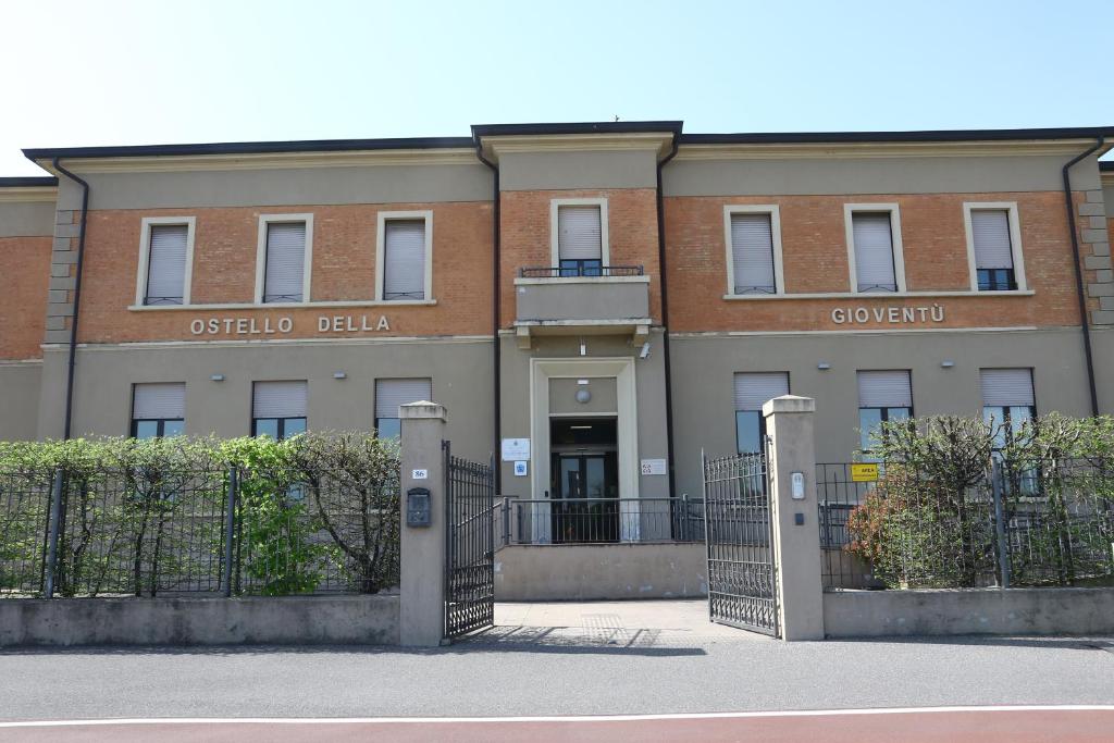 un edificio de ladrillo con una puerta delante de él en Student's Hostel Parma, en Parma