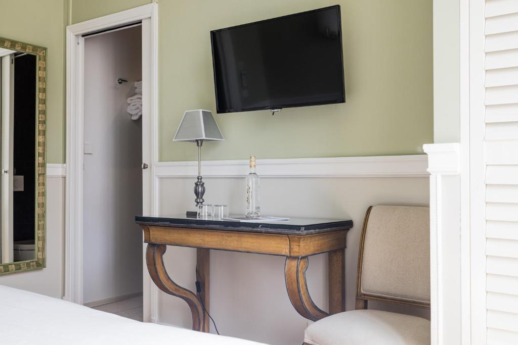 TV a/nebo společenská místnost v ubytování Hotel Saint Julien
