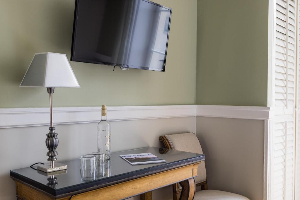 TV a/nebo společenská místnost v ubytování Hotel Saint Julien