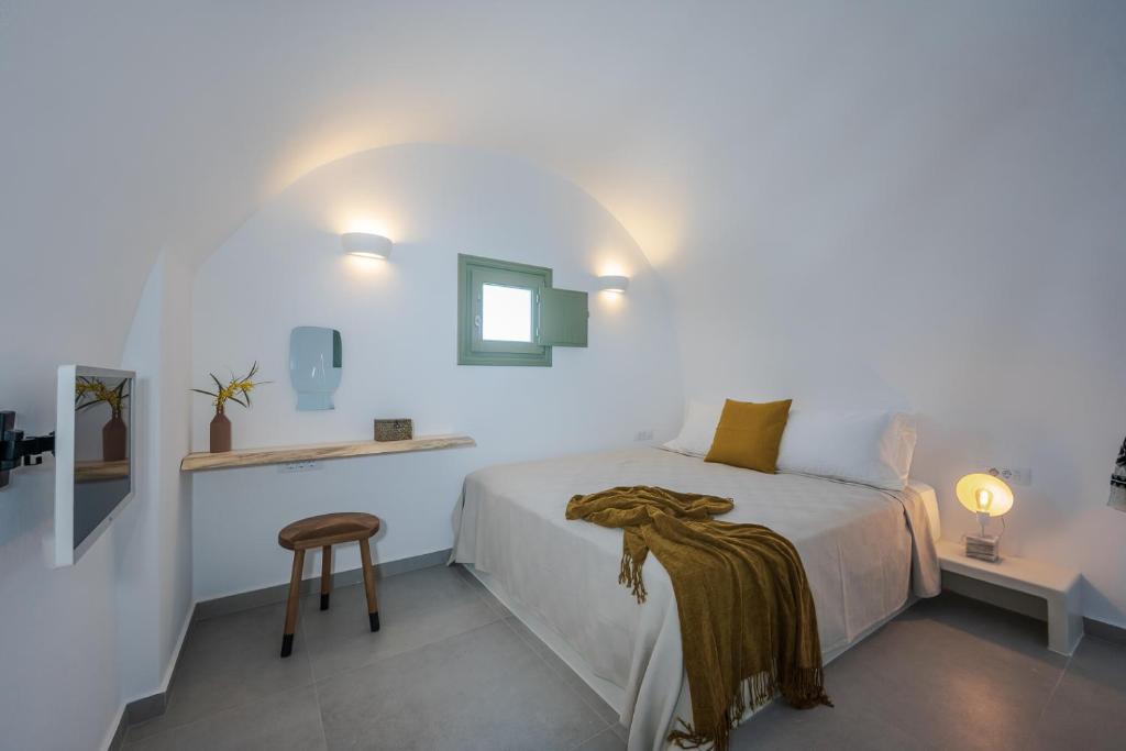 Postel nebo postele na pokoji v ubytování Oia Kissiri - private pool villas