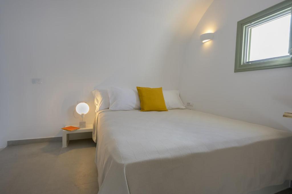 Postel nebo postele na pokoji v ubytování Oia Kissiri - private pool villas
