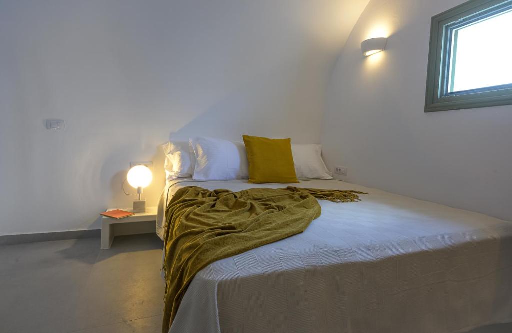 Postel nebo postele na pokoji v ubytování Oia Kissiri - private pool villas