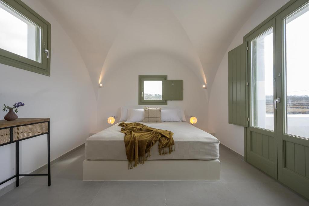 Postel nebo postele na pokoji v ubytování Oia Kissiri - private pool villas