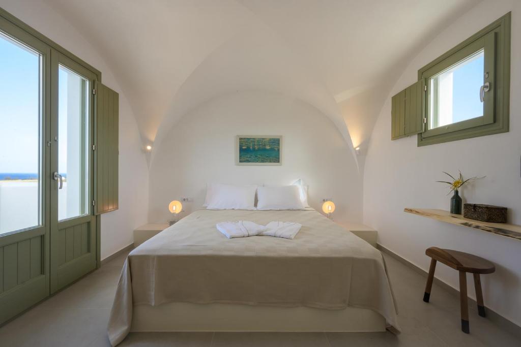 Postel nebo postele na pokoji v ubytování Oia Kissiri - private pool villas