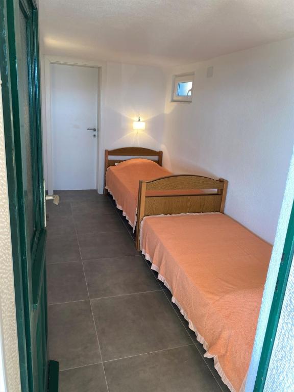 Postel nebo postele na pokoji v ubytování Holiday Home ZLATNI RAT (3543)